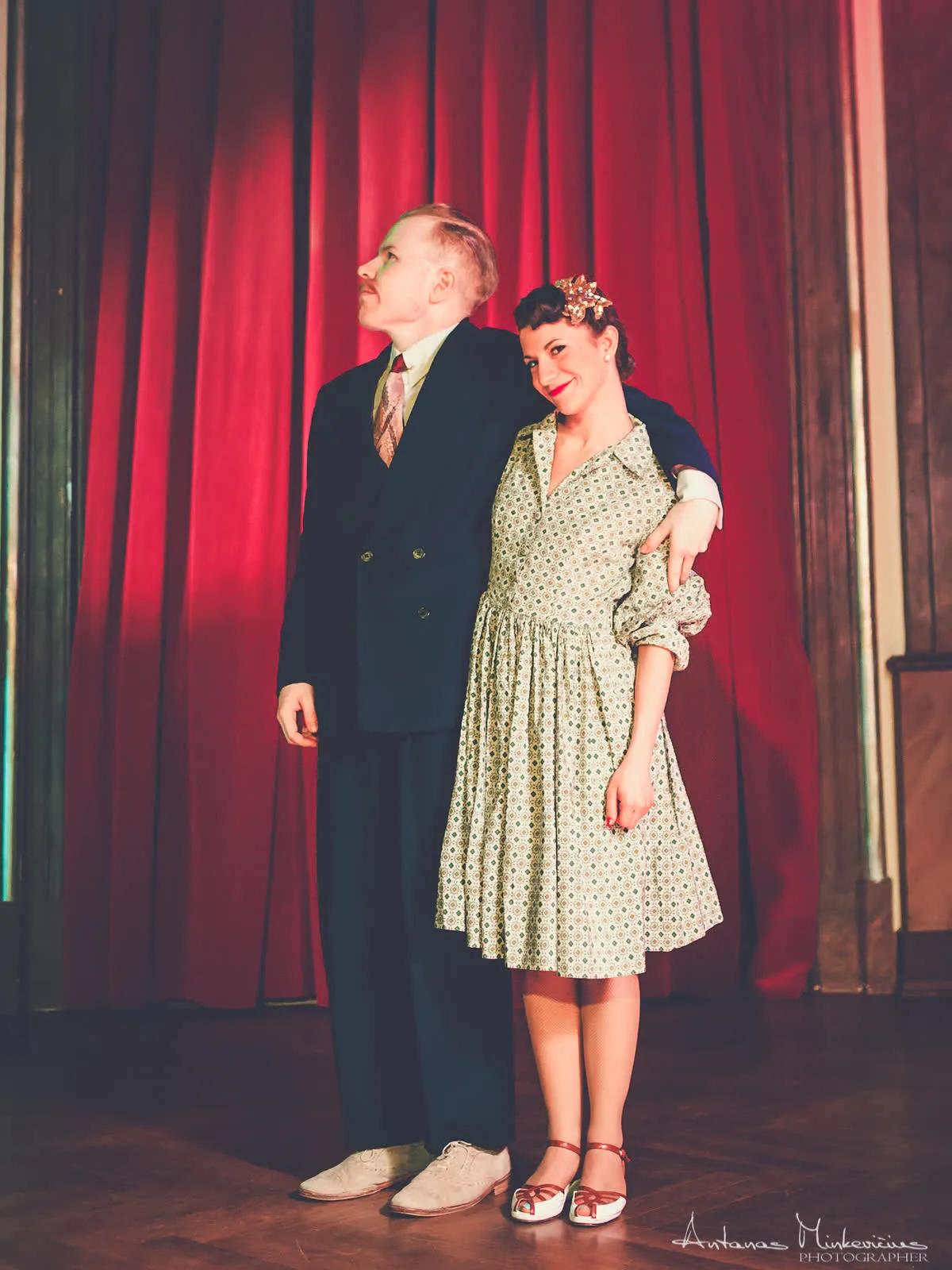 Bianca i Nils na scenie, przed czerwoną kurtyną