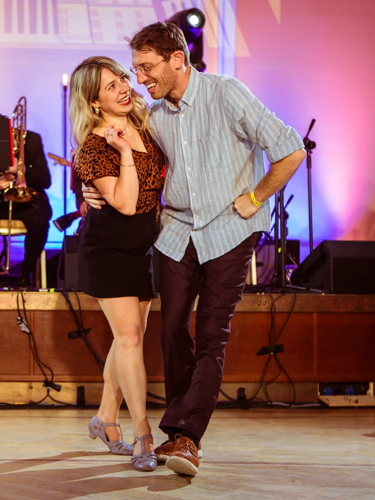 Elze i Peter tańczą przed sceną, na której gra big band